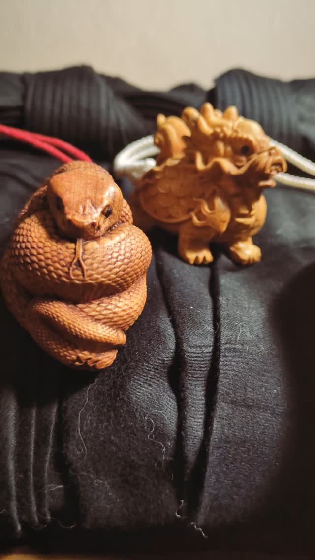 It isn't con without a crunch. But these inro boxes for our Edo Period Good Omens Crowley and Aziraphale cosplays were totally worth cutting down on sleep to finish. The carved netsuke were purchased and altered, but the boxes are made out of PVC pipe, heated and crushed, then cut apart and fitted with cut up steel drinking straws to guide the cords. Then painted. For so many hours...but Aziraphale's cloud inro might be one of the prettiest things I've ever made. Can't wait for Naka tomorrow!
-A
#cosplayprops #traditionaljapanesedress #goodomenscosplay #crowleyxaziraphale #concrunch247 #imadeitmyself