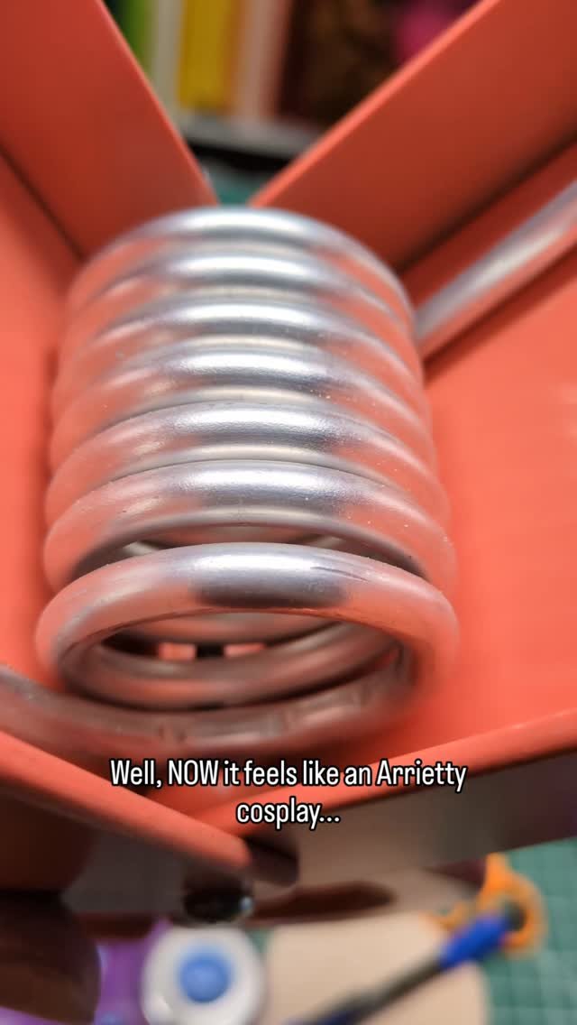 It's finally getting to my favorite part...getting some color on after days of priming and sanding! It wouldn't be a Borrowers cosplay without Arrietty's hair clip!

#cosplay #imadeitmyself #secretworldofarrietty #concrunch247 #borrowerscosplay