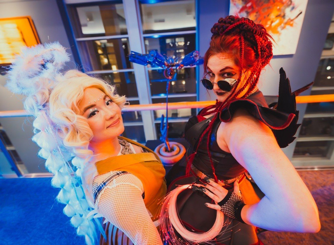 The #goodomens Finale Eve seems like the best time to share our final AzxCrowley variant - Rave Girls! 😇😈

📸 by @luckyphotoig 

#goodomenscosplay
#ravecosplay