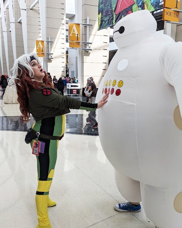 "On a scale of one to ten, how would you rate your pain?" ☹️🙂
...It's a loaded question for Rouge! 🤣
Thank you to the unidentified Baymax cosplayer for this photo!
#cosplay #rougecosplay #xmencosplayer #bigherosix